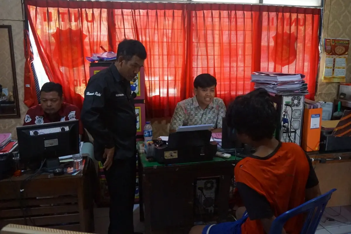 Polisi memeriksa tersangka pembunuhan di Pemalang, Jawa Tengah. (Foto: Liputan6.com/Polres Pemalang/Muhamad Ridlo)