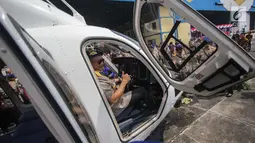 Kapolri Jenderal Tito Karnavian  berpose di dalam helikopter jenis Bell 429 IGW usai menghadiri  HUT Korpolairud ke-67, Tangerang, Selasa (5/11). Penyerahan  dua helikopter tersebut untuk menambah kekuatan polisi udara. (Liputan6.com/Faizal Fanani)