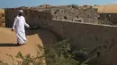 Seorang mantan penduduk Wadi al-Murr berjalan dekat sebuah rumah terlantar di Desa Omani, Wadi al-Murr, Oman, 31 Desember 2020. Gurun pasir meluas ke seluruh dunia, didorong oleh perubahan iklim, dan populasi yang terdampak hanya memiliki sedikit "senjata" untuk melawannya. (MOHAMMED MAHJOUB/AFP)