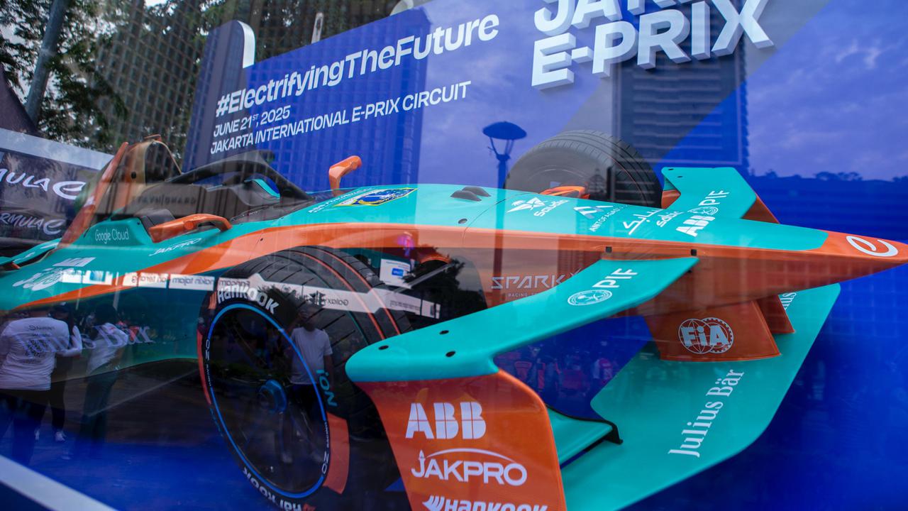 Jelang Jakarta E-Prix 2025, Replika Mobil Formula E Gen3 Evo Dipamerkan di CFD Sudirman-Thamrin