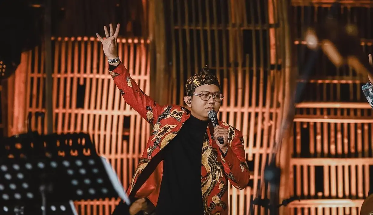 "Luar biasa karena ini kali pertama saya menyanyikan lagu dan diiringi dengan orkestra jazz oleh Ring of Fire. Persiapannya saya tidur dan ngapalin part-part yang saya bawakan," ujar Denny dilansir dari Kapanlagi. [Instagram/denny_caknan]