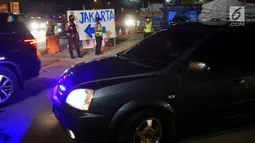 Polisi mengatur lalu lintas kendaraan pemudik yang melintasi Jembatan Kalikuto pada ruas tol fungsional Batang - Semarang, Rabu (20/6). Sebagian arus lalu-lintas di tempat ini dialihkan ke pantura untuk memecah kemacetan. (Liputan6.com/Gholib)