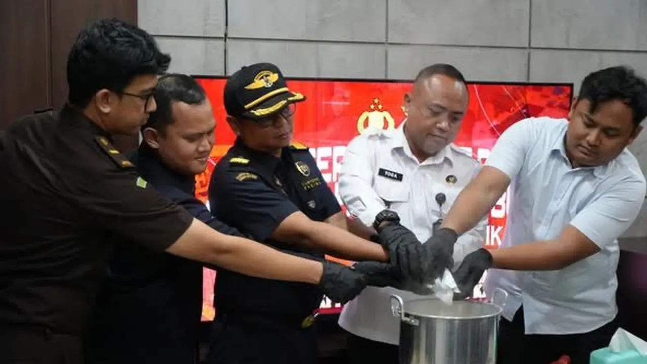 Bea Cukai Tanjung Balai Karimun bersama Polres Karimun mengungkap upaya penyelundupan narkotika jenis sabu dan ganja dari Malaysia