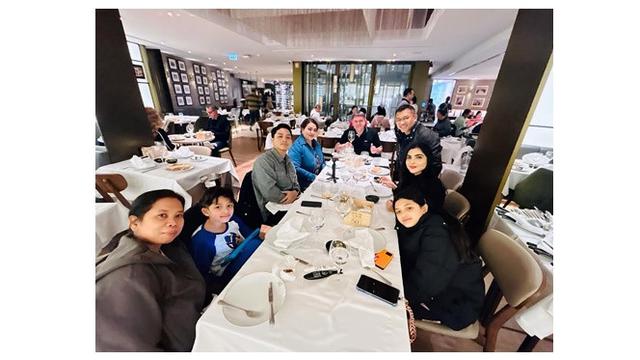 6 Potret Anang-Ashanty Liburan Lebaran di Portugal, Bertemu Keluarga Sarah Menzel