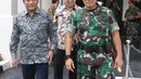 Direktur SCM, Imam Sudjarwo (kiri) berjalan bersama Danjen Kopassus Mayjend TNI I Nyoman Cantiasa saat bersilaturahmi ke Markas Kopassus, Cijantung, Jakarta, Senin (13/1/2020). Kunjungan itu bentuk silaturahmi bersama salah satu mitra perusahaan, dalam hal ini TNI.  (Liputan6.com/Herman Zakharia)