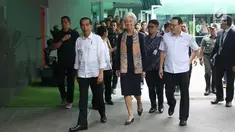 Presiden Joko Widodo bersama Managing Director IMF Christine Lagarde dan Dirut BPJS Fachmi Idris berjalan untuk melihat fasilitas pelayanan Kartu Indonesia Sehat (KIS) di RSPP Jakarta, Senin (26/2). (Liputan6.com/Angga Yuniar)