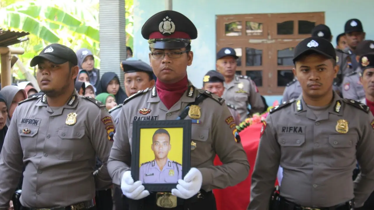 Briptu Anumerta Wahyu Catur Pamungkas dimakamkan dengan upacara resmi yang dipimpin Kapolres Kebumen, Kamis (11/5/2018). (Foto: Liputan6.com/Galoeh Widura/Muhamad Ridlo)