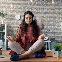 illustrasi mindfulness di meja kerja copyright/pexels/Vitaly Gariev