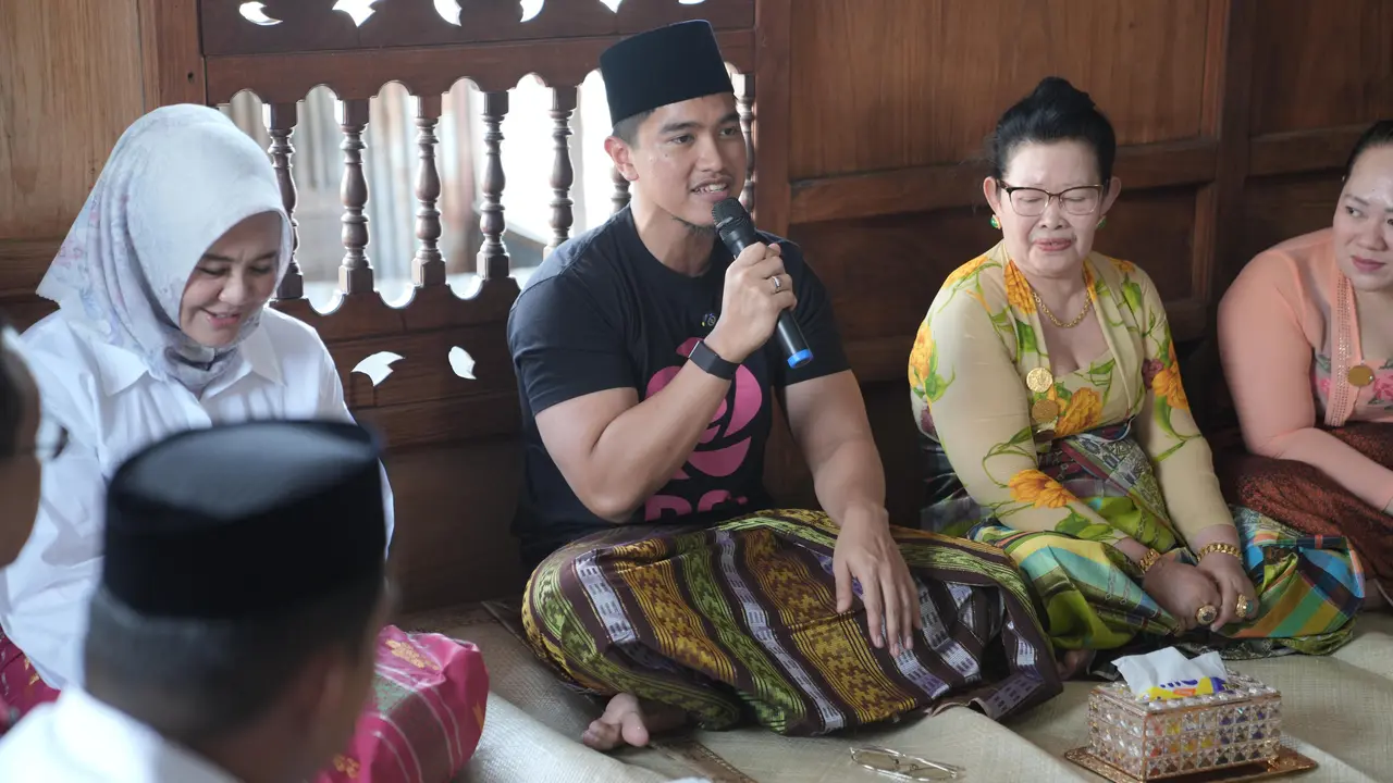 Ketua Umum DPP Partai Solidaritas Indonesia (PSI) Kaesang Pangarep menyambangi masyarakat Tolotang di Amparita, Kabupaten Sidrap, Sulawesi Selatan (Istimewa)