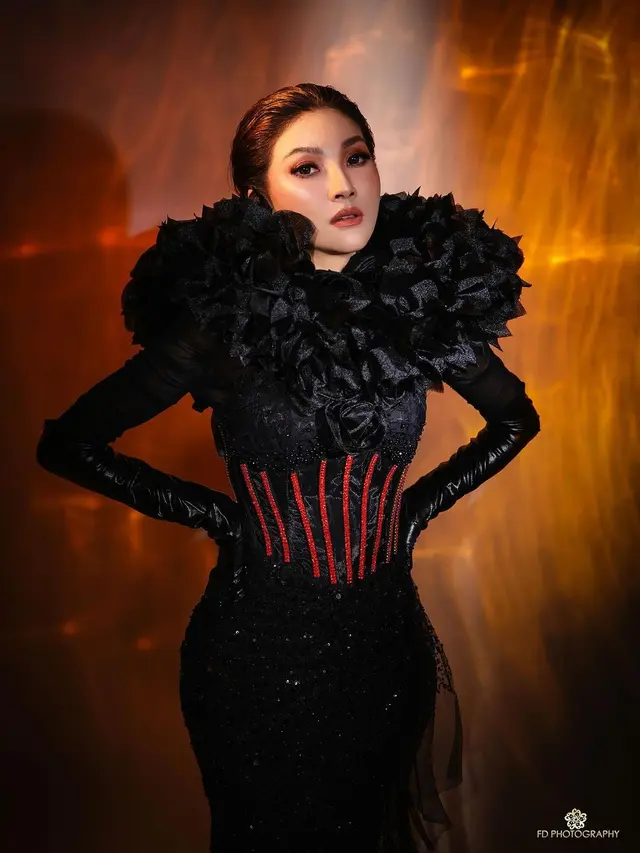 8 Gaya Glamor Sarwendah di Photoshoot Terbaru, Tampil Bak Diva dengan Gaun Bernuansa Gelap