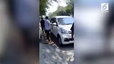 Sebuah mobil parkir sembarangan menyebabkan kereta tidak melintasi lintasannya