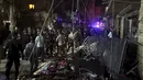 Kerusakan parah terlihat akibat dua ledakan bom di Beirut, Lebanon, Kamis (12/11). Sedikitnya 37 orang tewas dan lebih dari 181 terluka dalam ledakan bom bunuh diri ini. (REUTERS / Khalil Hassan)