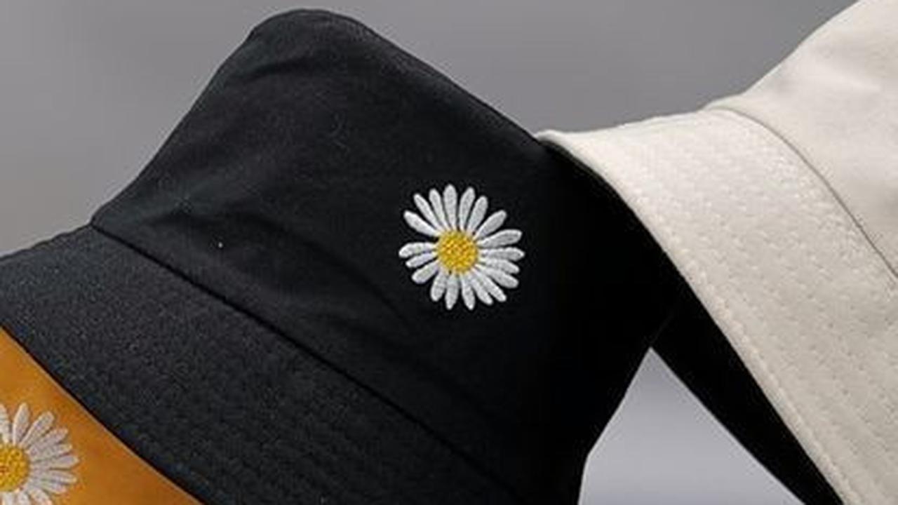 <b>Bucket Hat untuk Look Santai</b>