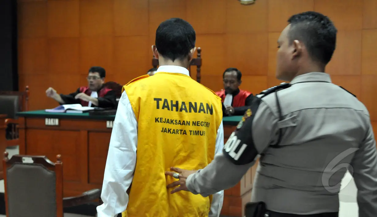 Tersangka tabrak lari, Charles Hamonangan saat memasuki ruang sidang di Pengadilan Negeri Jakarta Selatan, Selasa (24/3/2015). Kevin Julio tak hadir dalam persidangan tersebut.(Liputan6.com/Panji Diksana)