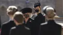 Kate Middletone, Duchess of Cambridge berdiri menjelang pemakaman Pangeran Philip di kastil Windsor, Inggris (17/4/2021). Kate Middletone, Duchess of Cambridge tampil memesona dengan busana dan masker hitam. (Victoria Jones/Pool via AP)