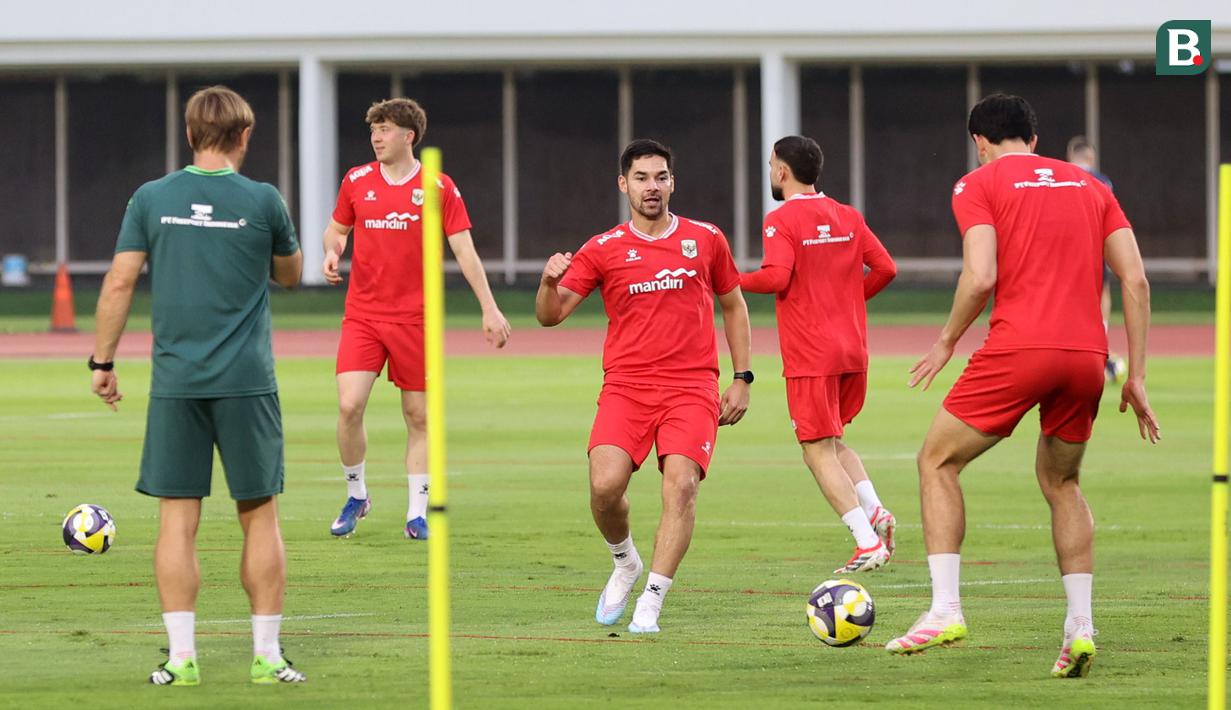 Sandy Walsh dan sejumlah pemain Timnas Indonesia melakoni latihan resmi menjelang laga FIFA Series 2026 melawan St Kitts and Nevis di Stadion Madya, Senayan, Jakarta, Kamis (26/03/2026). (Bola.com/M Iqbal Ichsan)