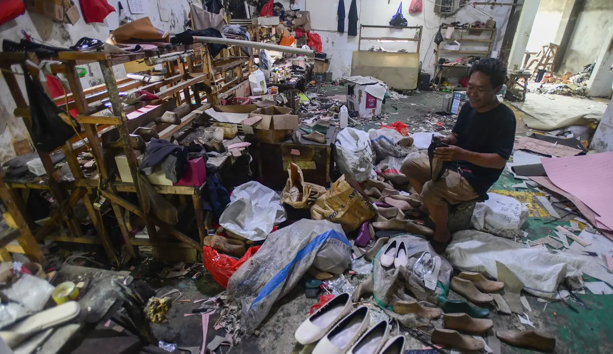 Pekerja menyelesaikan proses pembuatan alas kaki di industri rumahan sepatu wanita OB Shoes di kawasan Pondok Petir, Depok, Jawa Barat, Rabu (2/7/2025). (merdeka.com/Arie Basuki)