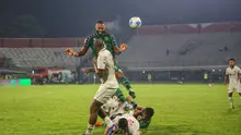 Upaya tandukan bek Persebaya Surabaya, Yuran Fernandes saat menghadapi Arema FC dalam laga semifinal Piala Presiden 2026 di Stadion Kapten I Wayan Dipta, Gianyar, Bali, Selasa (4/8/2026). (Bola.com/Alit Binawan)