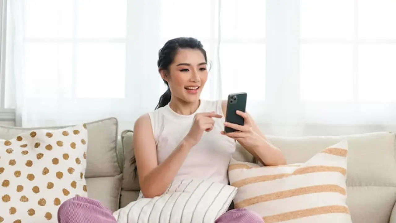 Seorang Perempuan Sedang Menonton Live Streaming