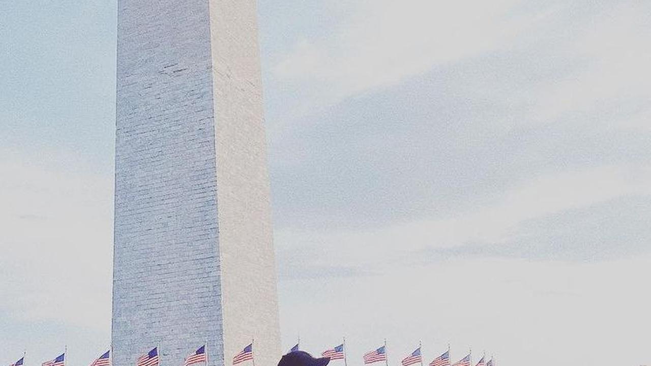Menyandang status baru sebagai istri diplomat di Kedutaan Besar Republik Indonesia di Washington, Enzy juga turut merasakan kemeriahan perayaan hari kemerdekaan Amerika Serikat yang jatuh pada tanggal 4 Juli kemarin di Washington Monument.
