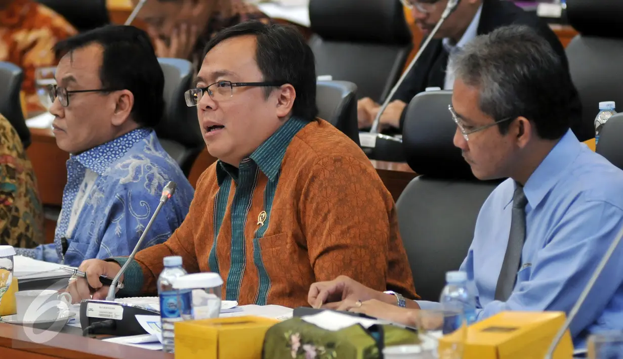 Menkeu Bambang Brodjonegoro menyimak pernyataan Badan Anggaran (Banggar) DPR ketika rapat kerja di Kompleks Parlemen, Senayan, Jakarta (17/2). Rapat tersebut membahas situasi perekonomian 2015 dan proyeksi perekonomian pada 2016. (Liputan6.com/JohanTallo)