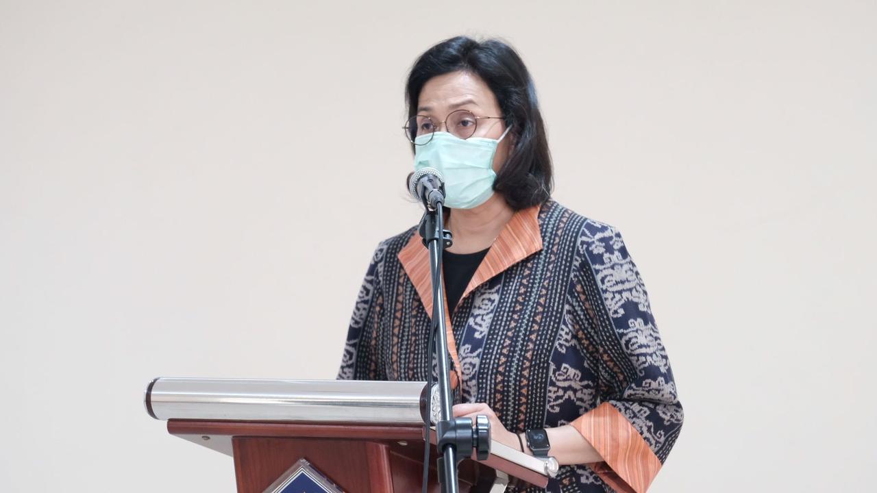 Menkeu Sri Mulyani melantik 2 pejabat di lingkungan Kementerian Keuangan. Dalam pelantikan ini Sri Mulyani menggunakan masker dan tetap menjaga jarak. (Dok Kemenkeu)