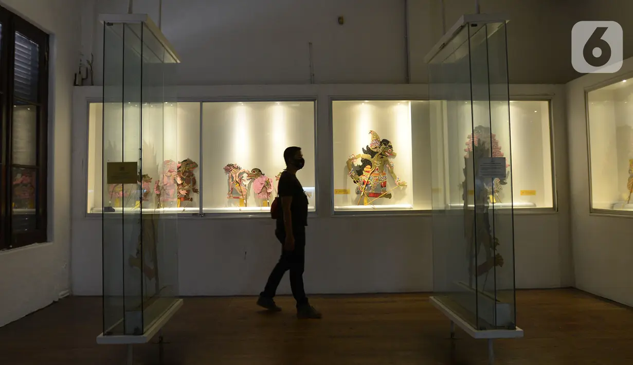 <p>Pengunjung melihat-lihat koleksi Museum Wayang, Jakarta, Sabtu (13/6/2020). Museum yang berada di kawasan Kota Tua Jakarta tersebut mulai kembali dibuka saat pemberlakukan masa transisi PSBB dengan protokol kesehatan. (merdeka.com/Imam Buhori)</p>