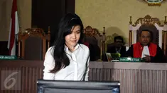 Terdakwa kasus dugaan pembunuhan Wayan Mirna Salihin, Jessica Kumala Wongso bersiap mengikuti sidang lanjutan di PN Jakarta Pusat, Senin (17/10). Sidang beragendakan pembacaan nota replik Jaksa Penuntut Umum. (Liputan6.com/Helmi Fithriansyah)