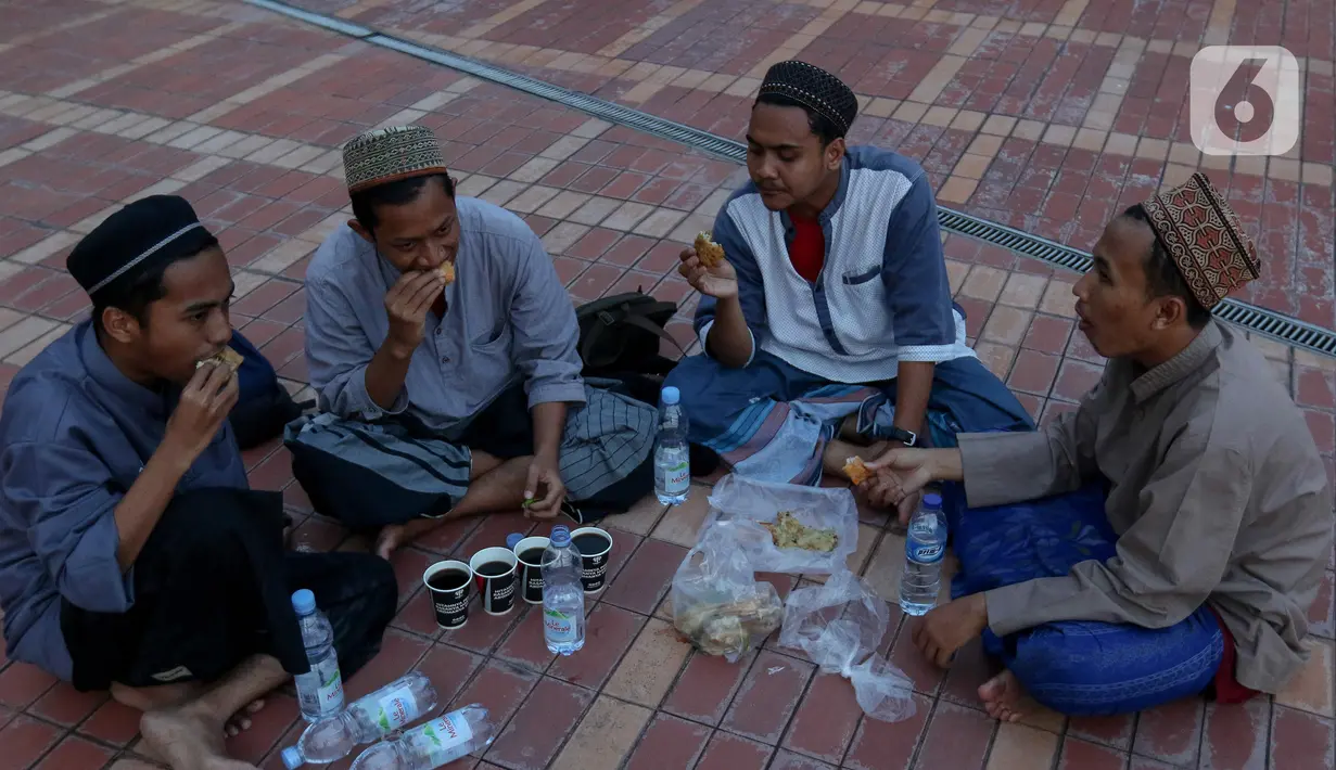 Mereka berkumpul untuk menikmati waktu berbuka puasa bersama pada hari pertama puasa Ramadan 1445 H. (Liputan6.com/Herman Zakharia)
