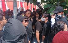 FOTO: Bintang Emon dan Para Komika Gabung Barisan Pendemo, Kompak Baju Hitam