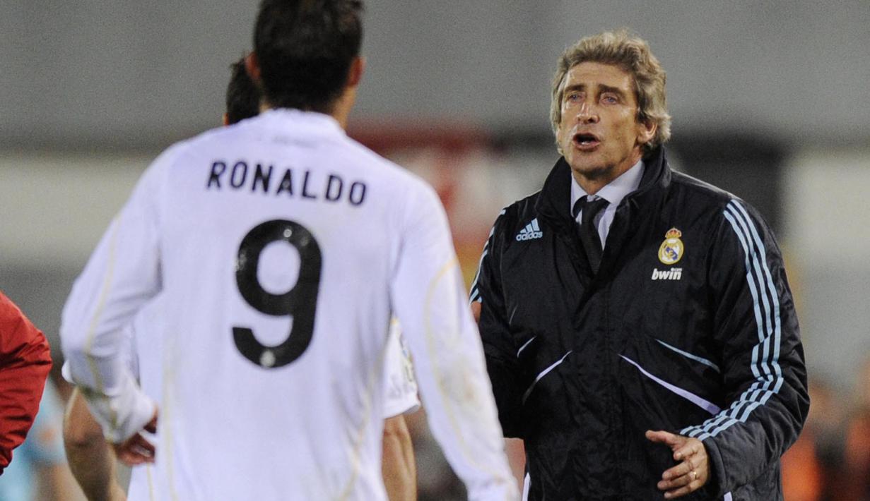 Performa Ronaldo di bawah asuhan Pellegrini sangat baik. Ronaldo mampu mencetak 33 gol dan 12 assist dari 35 pertandingan. Namun, karier Pellegrini di Santiago Bernabeu tidak berjalan mulus. Pasalnya, pelatih asal Chile tersebut dipecat pada akhir musim. (AFP/Javier Soriano)