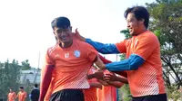 Hamka Hamzah mendapat tugas membuat pemain lain lebih nyaman di Arema. (Bola.com/Iwan Setiawan)