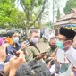 Wakil Bupati Helmi Budiman memberikan penjelasan kepada sejumlah wartawan mengenai lonjakan kasus Covid-19 di Garut. (Liputan6.com/Jayadi Supriadin)