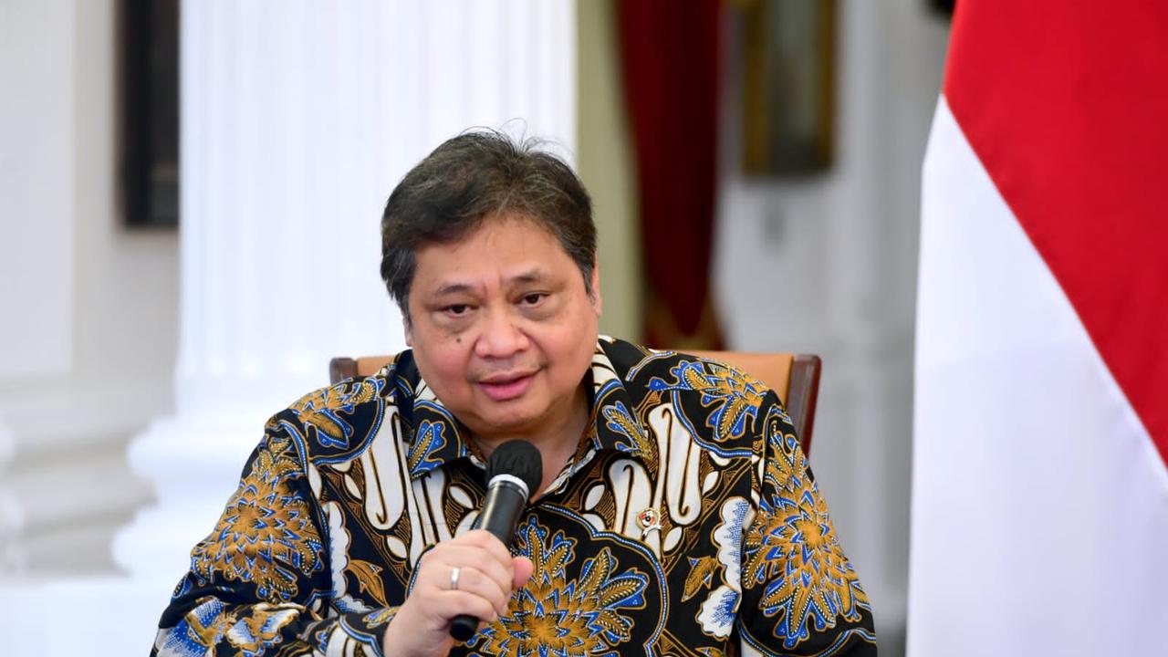 Menko Perekonomian Airlangga Hartarto saat mendampingi Presiden Jokowi menggelar konferensi pers larangan ekspor bauksit, Rabu (21/12/2022).