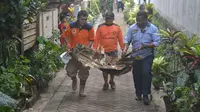 Petugas mengevakuasi puing Super Tucano yang jatuh di Jalan Laksda Adi Suipto Kota Malang pada 10 Februari 2016