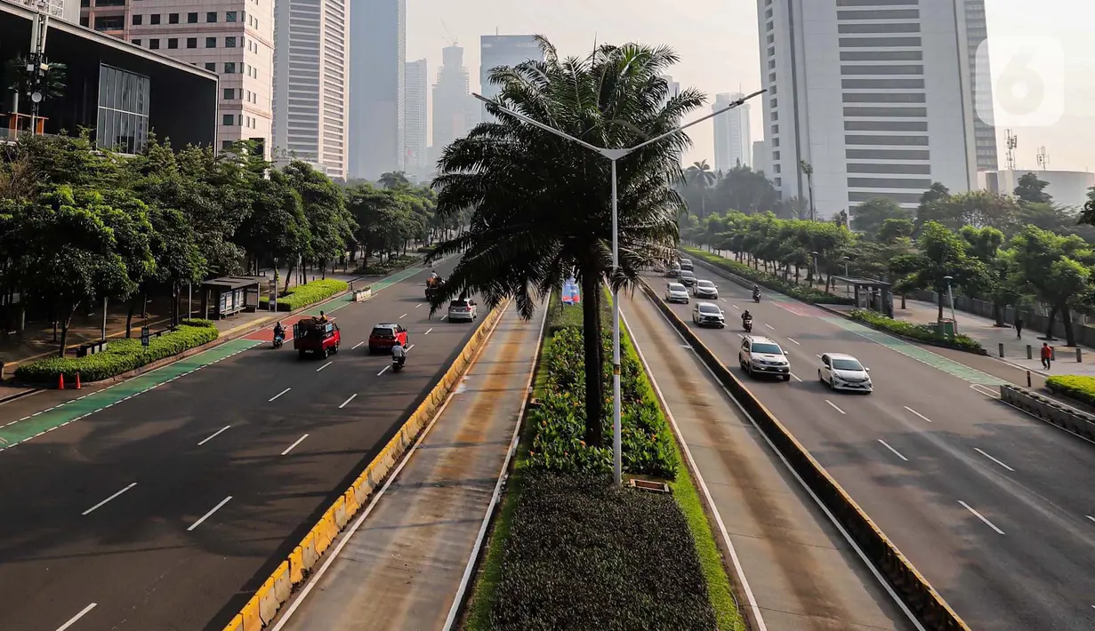 Jalan Jenderal Sudirman yang biasanya padat dengan kendaraan, pada Senin (17/6/2024) terlihat sangat lengang. (Liputan6.com/Angga Yuniar)