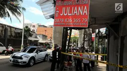 Suasana rumah toko (ruko) yang terbakar di kawasan Pasar Cipulir, Kebayoran Lama, Jakarta, Rabu (2/1). Kebakaran menyebabkan pasangan suami istri (pasutri) lanjut usia (lansia) yang menghuni lokasi tersebut meninggal dunia. (Liputan6.com/JohanTallo)