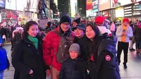 Sandiaga Uno dan keluarga saat berkunjung ke Times Square, New York. (dok. Instagram @sandiuno/https://www.instagram.com/p/B6jgrzfhPkW/Putu Elmira)