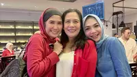 Artis-artis senior kumpul sangat meriah. Dalam acara tersebut juga sebagai perayaan tujuh artis senior yang ulang tahun di bulan Agustus. Berikut beberapa potretnya, terlihat hadir juga Rieta Amalia, Lidya Kandou dan Nicky Astria. [Instagram/rieta_amilia]