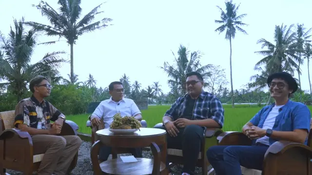 Perbincangan KSP Moeldoko dan Ndarboy beserta seniman lainnya.