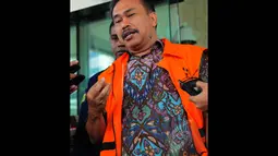 Raja Bonaran Situmeang diperiksa KPK sebagai tersangka kasus sengketa Pilkada Kabupaten Tapanuli Tengah tahun 2011, Selasa (30/12/2014). (Liputan6.com/Faisal R Syam)