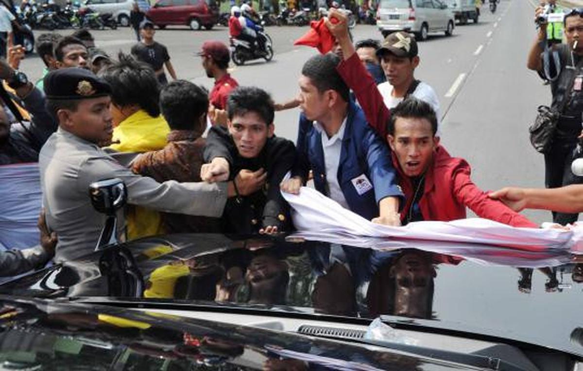 Tolak RUU Kamnas, mahasiswa bakar ban dan blokir jalan