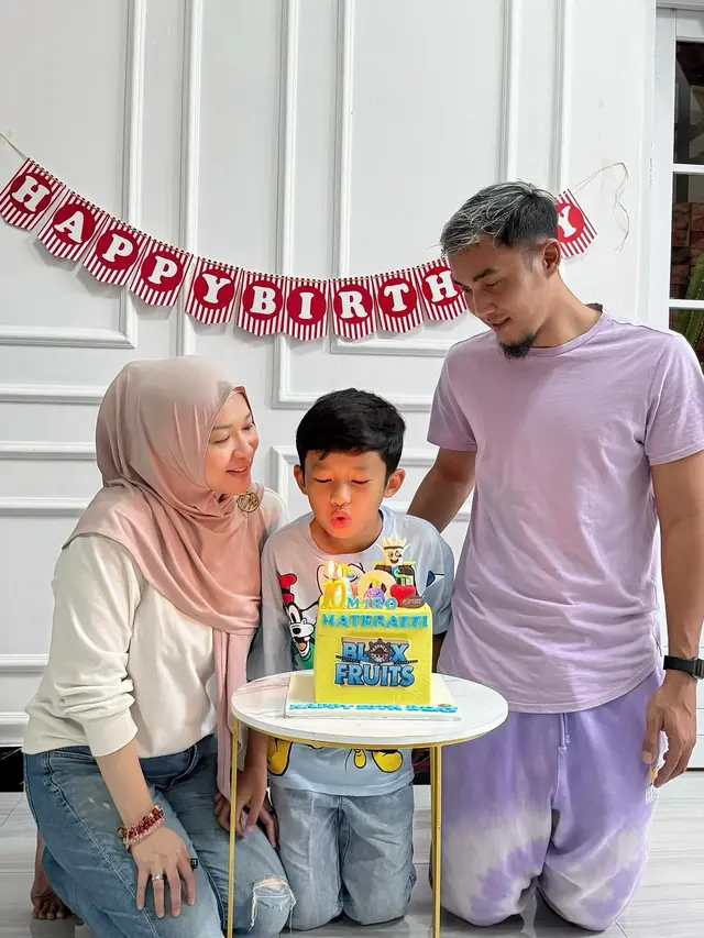 Tampil Kompak, Ini 7 Potret Okie Agustina dan Gunawan Dwi Cahyo Rayakan Ultah Anak