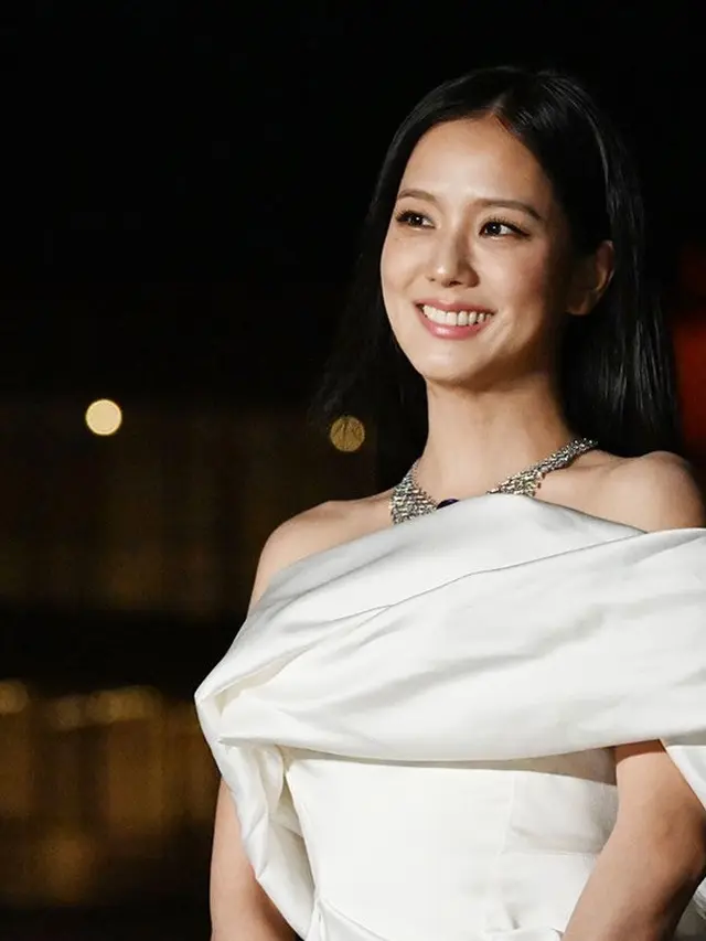 Gaya Anggun Jisoo Blackpink di Kyoto, Padukan Gaun Putih dan Kalung Cartier 41,01 Karat