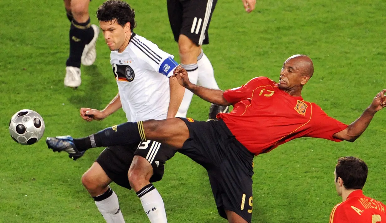 Marcos Senna. Ia memutuskan pindah kewarganegaraan menjadi Spanyol pada tahun 2006 setelah sebelumnya bergabung dengan Villarreal pada 2002/2003. Trofi Piala Eropa diraihnya pada Euro 2008 setelah Spanyol menang 1-0 atas Jerman di partai final, 29 Juni 2008. (Foto: AFP/Mladen Antonov)