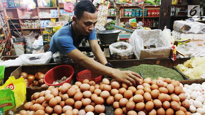Pedagang menata telur di pasar, Jakarta, Jumat (6/10). Dari data BPS inflasi pada September 2017 sebesar 0,13 persen. Angka tersebut mengalami kenaikan signifikan karena sebelumnya di Agustus 2017 deflasi 0,07 persen. (Liputan6.com/Angga Yuniar)