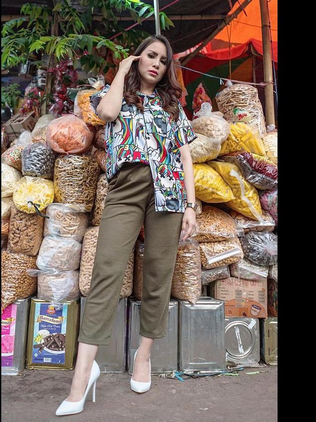 6 Gaya Momo Geisha saat Beli Bakso di Pasar Baru Malang, Curi Perhatian