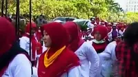Sekitar 5.000 bidan menuntut diangkat jadi PNS. Sementara Polresta Medan memanggil lima saksi pembunuhan dosen UMSU.