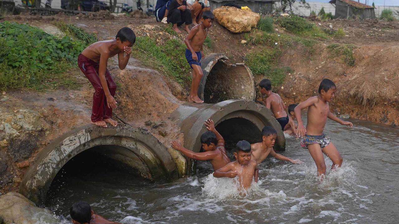 FOTO: Keceriaan Anak-Anak Bermain Pada Saluran Air di Tanjung Pasir
