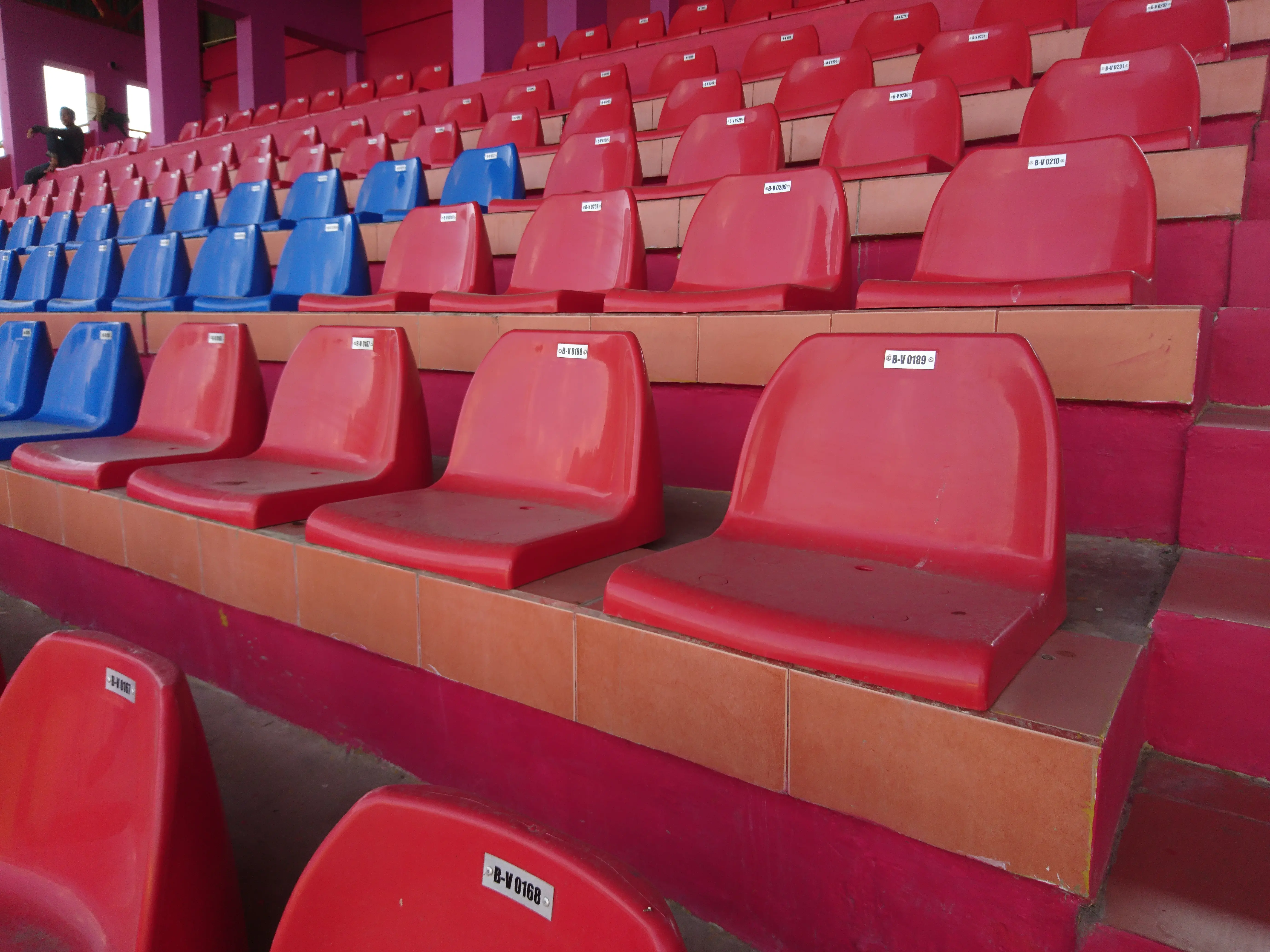 Gambaran kursi penonton di tribun timur di Stadion Bumi Sriwijaya